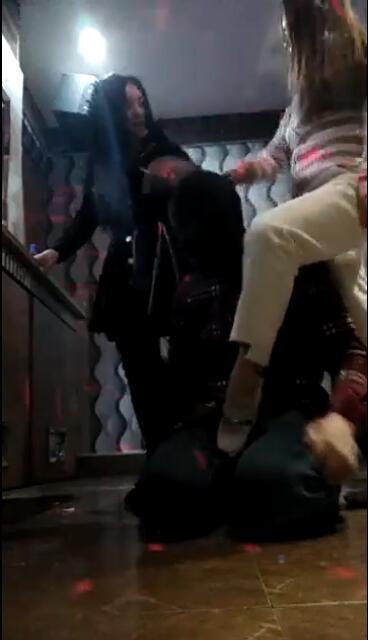 国产女王KTV圣水调教_女王KTV口水语言羞辱插图2