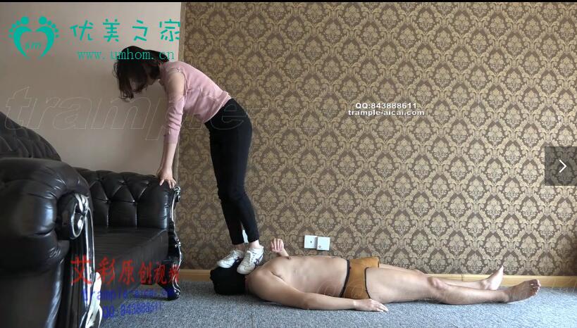 小妮女王运动鞋踩踏_小妮女王棉袜踩踏插图1 小妮女王运动鞋踩踏_小妮女王棉袜踩踏插图1